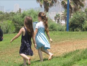 fillettes dans un parc de Haifa
